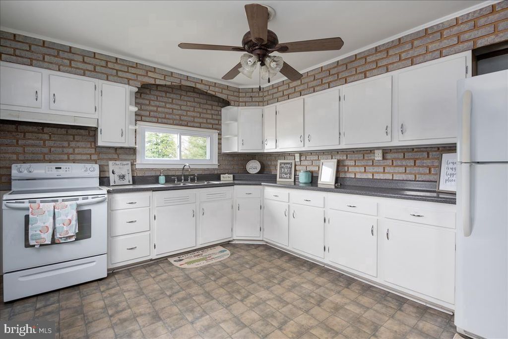 Image 9 of property listing at 2507 GEHB AVE, Baltimore, MD 21227