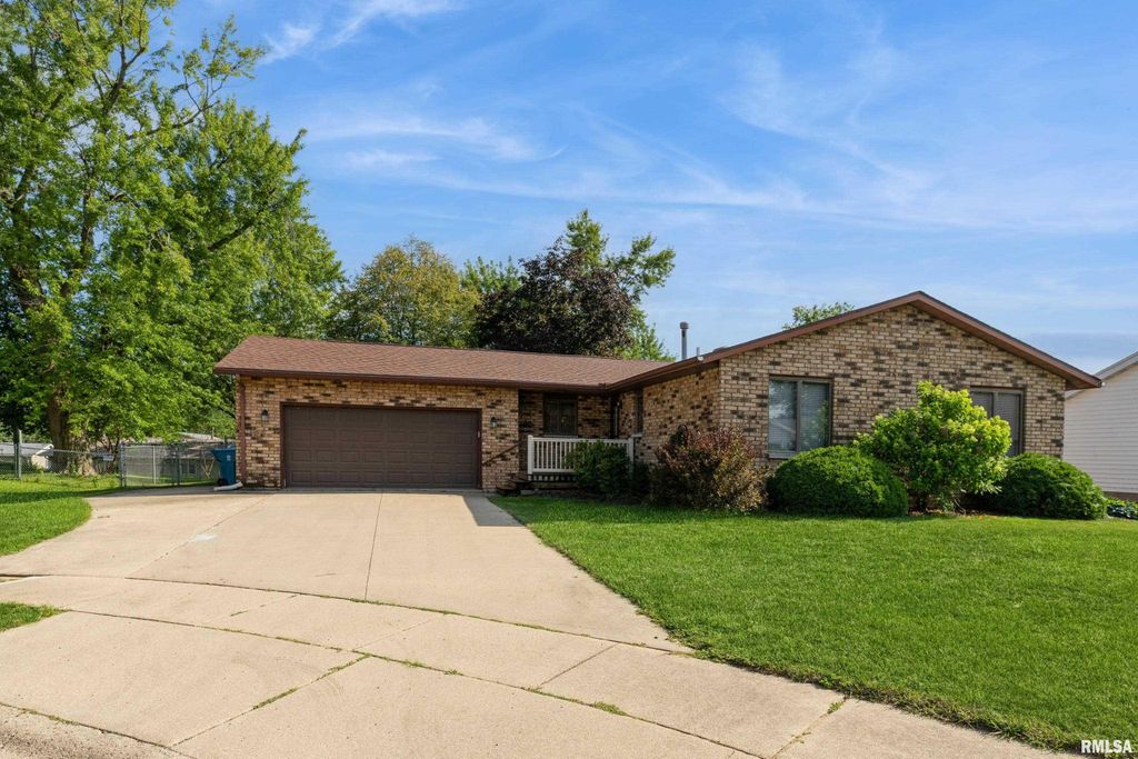 1307 MAPLEWOOD Court, De Witt, IA 52742