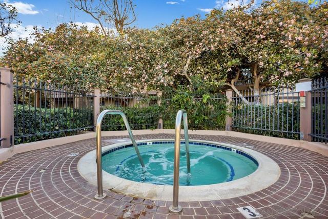 8870 Villa La Jolla Dr 205, La Jolla, CA 92037