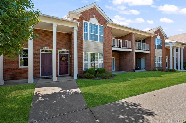16450 Chatham Drive 136, Macomb Township, MI 48044