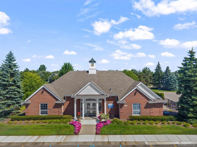 16450 Chatham Drive 136, Macomb Township, MI 48044
