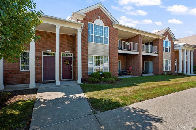 16450 Chatham Drive 136, Macomb Township, MI 48044