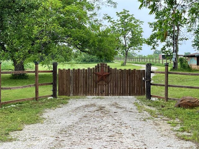 2200 Tipps Road, Cross Roads, TX 76227