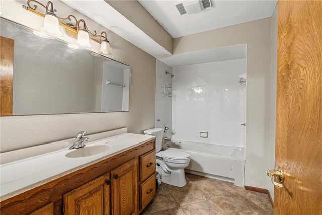 11600 Footmans Court, Yukon, OK 73099