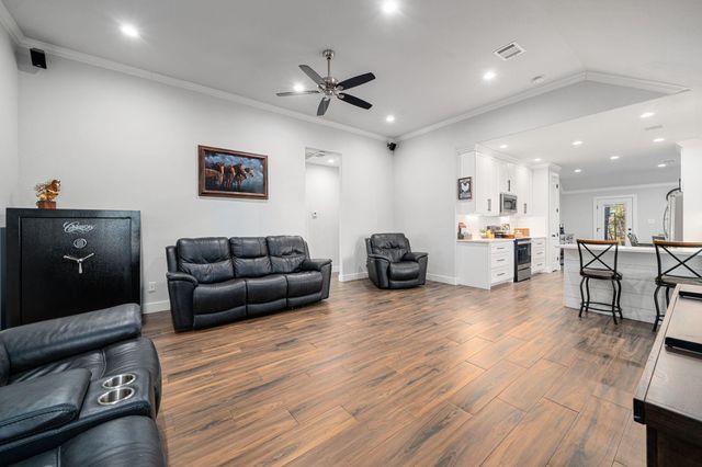 91 Hillsborough Drive, Huntsville, TX 77340