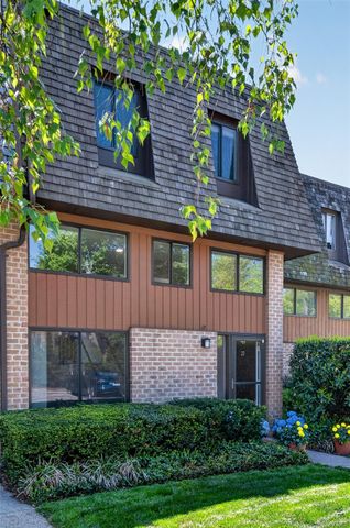 22 The Hamlet, Pelham, NY 10803