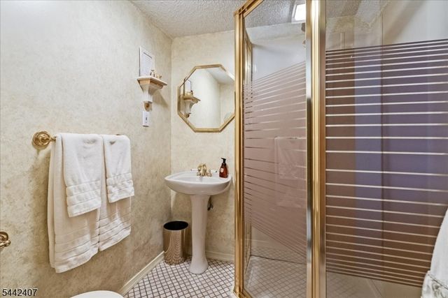 8 Alyson Dr, Fairfield Twp., NJ 07004