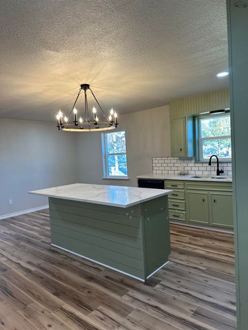 1101 E CRAFTON STREET, Henrietta, TX 76365