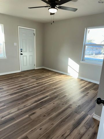 1101 E CRAFTON STREET, Henrietta, TX 76365