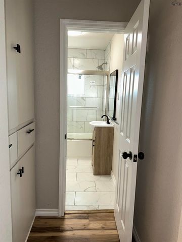 1101 E CRAFTON STREET, Henrietta, TX 76365