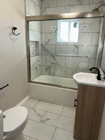 1101 E CRAFTON STREET, Henrietta, TX 76365