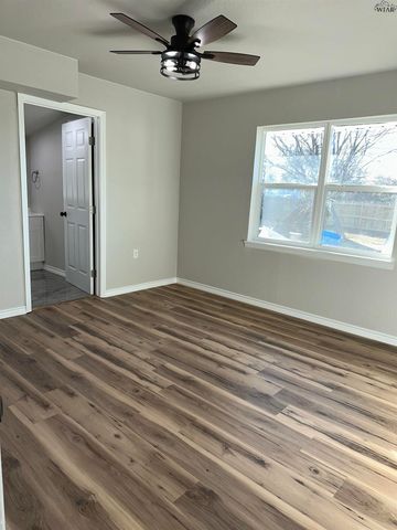 1101 E CRAFTON STREET, Henrietta, TX 76365