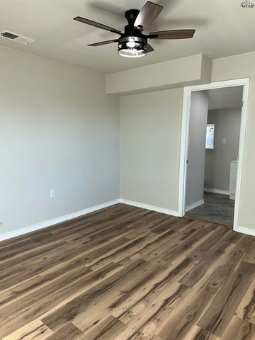 1101 E CRAFTON STREET, Henrietta, TX 76365