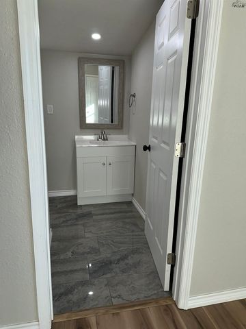 1101 E CRAFTON STREET, Henrietta, TX 76365