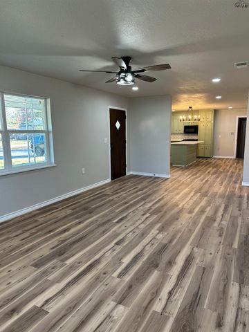 1101 E CRAFTON STREET, Henrietta, TX 76365