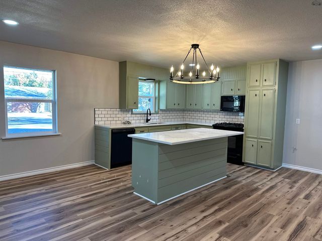 1101 E CRAFTON STREET, Henrietta, TX 76365