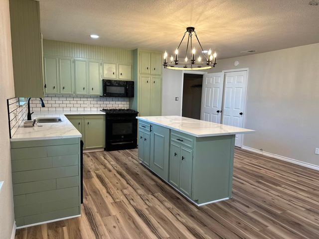 1101 E CRAFTON STREET, Henrietta, TX 76365