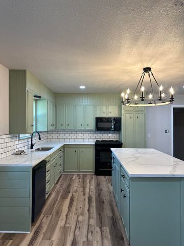 1101 E CRAFTON STREET, Henrietta, TX 76365