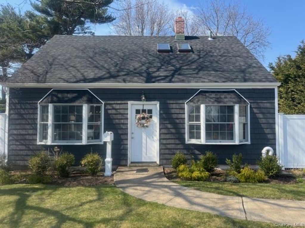 8 Crabtree Lane, Levittown, NY 11756