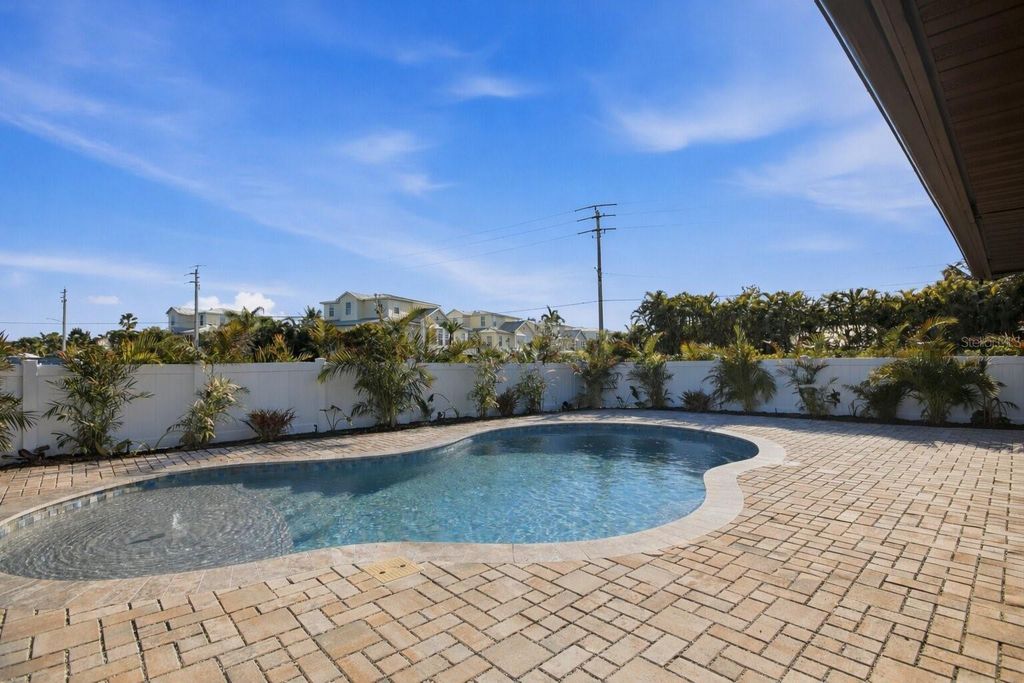 Image 5 of property listing at 501 65TH STREET, Holmes Beach, FL 34217