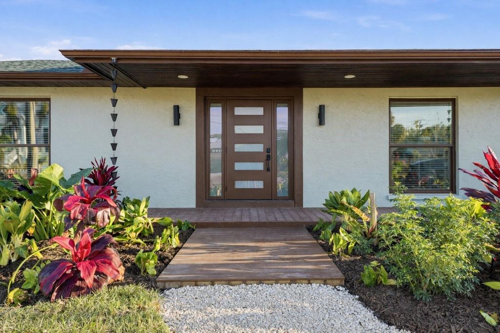 Image 6 of property listing at 501 65TH STREET, Holmes Beach, FL 34217