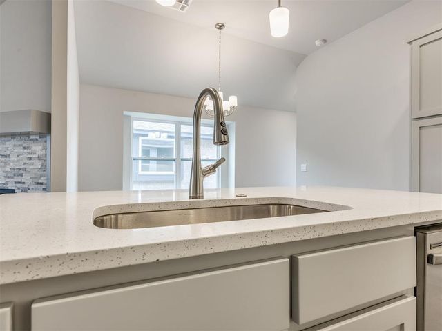 1004 Redwood Creek Drive, Yukon, OK 73099