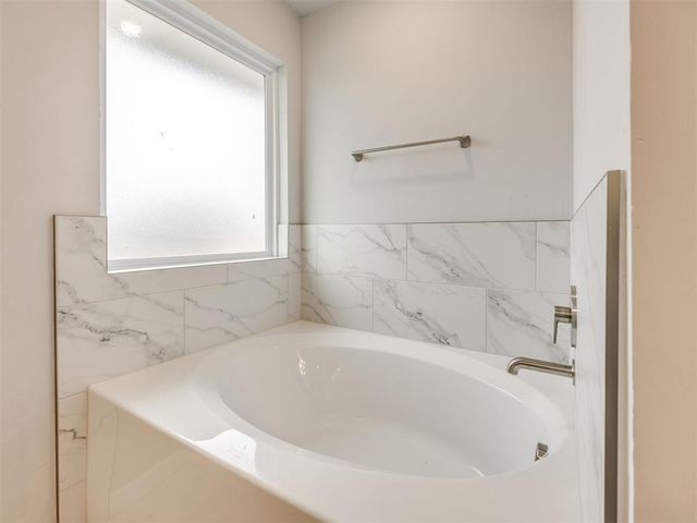 1004 Redwood Creek Drive, Yukon, OK 73099