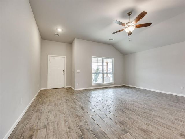 1004 Redwood Creek Drive, Yukon, OK 73099