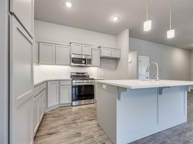 1004 Redwood Creek Drive, Yukon, OK 73099