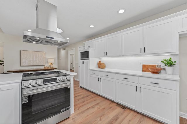 1325 N Covington Cir, Wichita, KS 67212