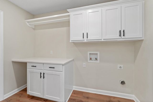 1325 N Covington Cir, Wichita, KS 67212
