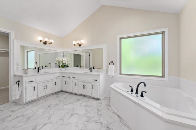 1325 N Covington Cir, Wichita, KS 67212