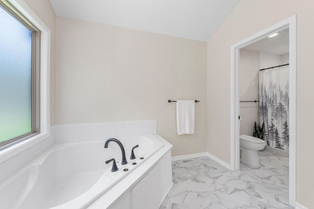 1325 N Covington Cir, Wichita, KS 67212