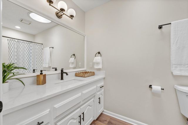 1325 N Covington Cir, Wichita, KS 67212