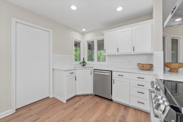 1325 N Covington Cir, Wichita, KS 67212