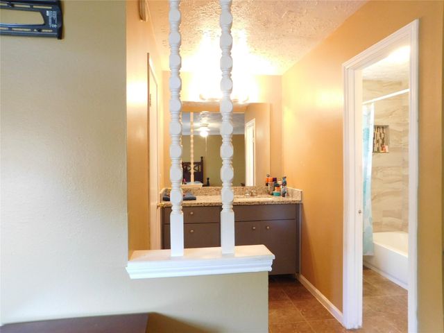 8215 Quail Hills Drive, Houston, TX 77489