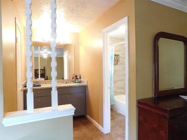 8215 Quail Hills Drive, Houston, TX 77489