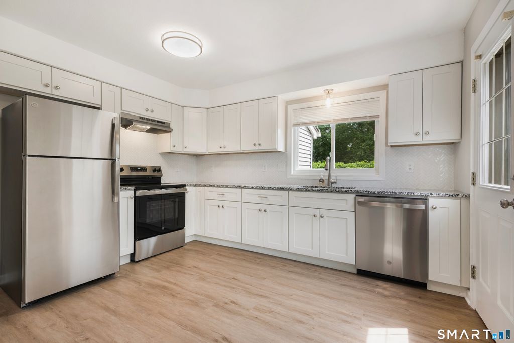 40 Kingsbury Lane, Glastonbury, CT 06033