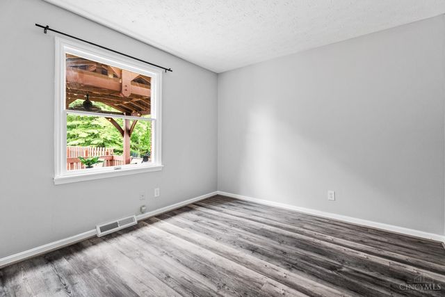 9377 Dundee Dr, West Chester, OH 45069