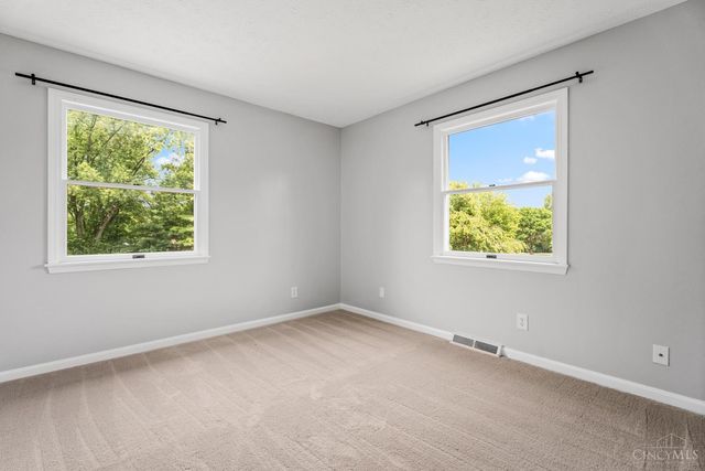 9377 Dundee Dr, West Chester, OH 45069