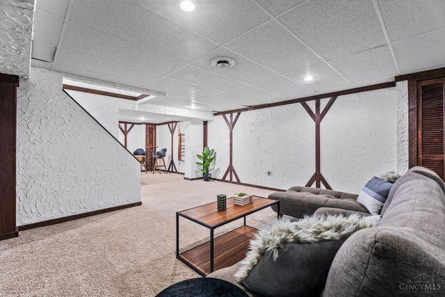 9377 Dundee Dr, West Chester, OH 45069