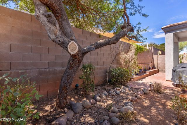 7394 E Placita Luz De La Luna, Tucson, AZ 85715