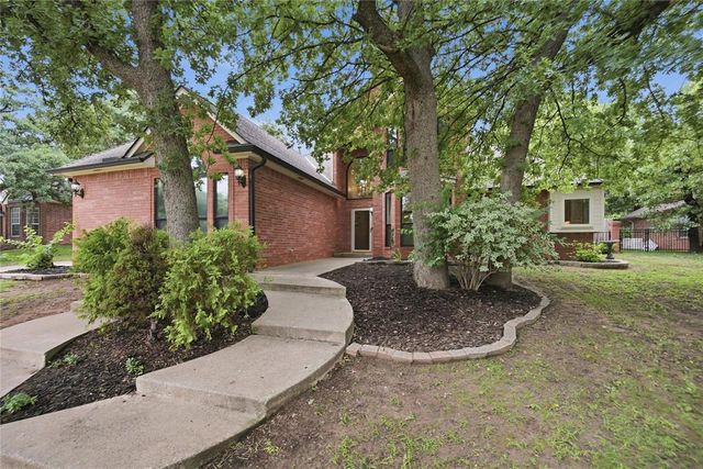 1 N Crosstimber Trail, Edmond, OK 73034