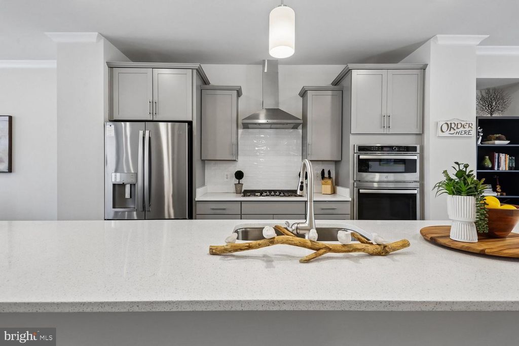 Image 10 of property listing at 139 DICKENSON DR, Gaithersburg, MD 20878