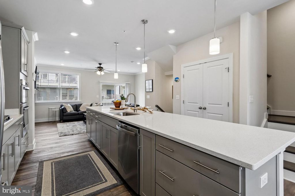 Image 12 of property listing at 139 DICKENSON DR, Gaithersburg, MD 20878