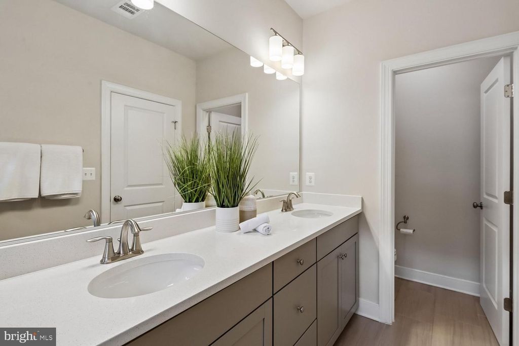 Image 26 of property listing at 139 DICKENSON DR, Gaithersburg, MD 20878
