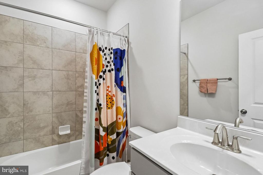 Image 32 of property listing at 139 DICKENSON DR, Gaithersburg, MD 20878