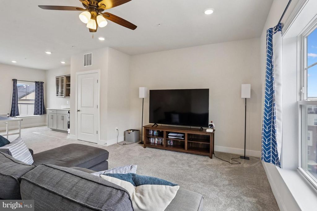 Image 33 of property listing at 139 DICKENSON DR, Gaithersburg, MD 20878