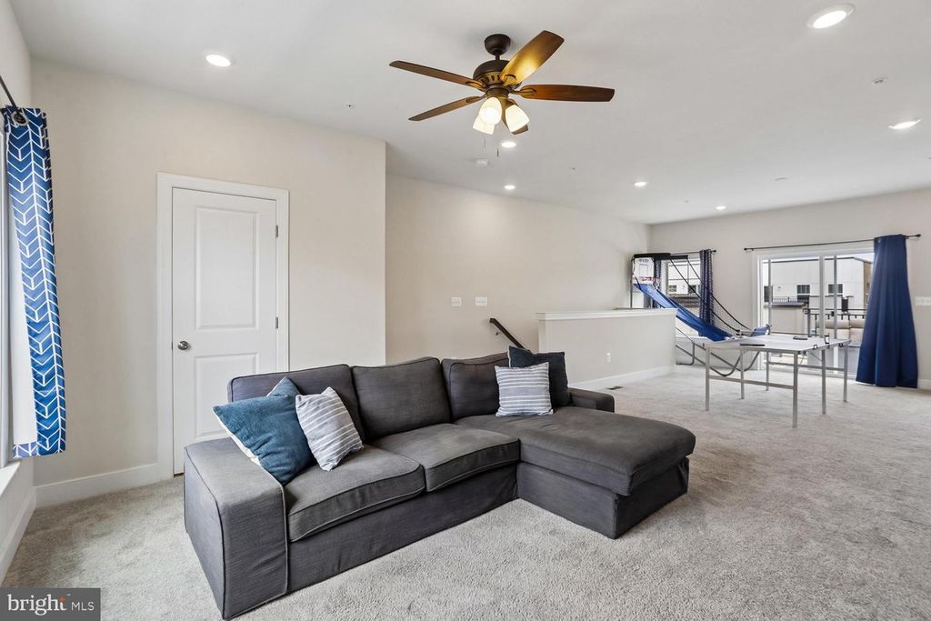 Image 34 of property listing at 139 DICKENSON DR, Gaithersburg, MD 20878