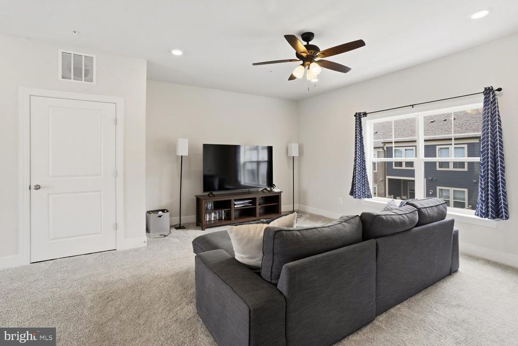 Image 37 of property listing at 139 DICKENSON DR, Gaithersburg, MD 20878